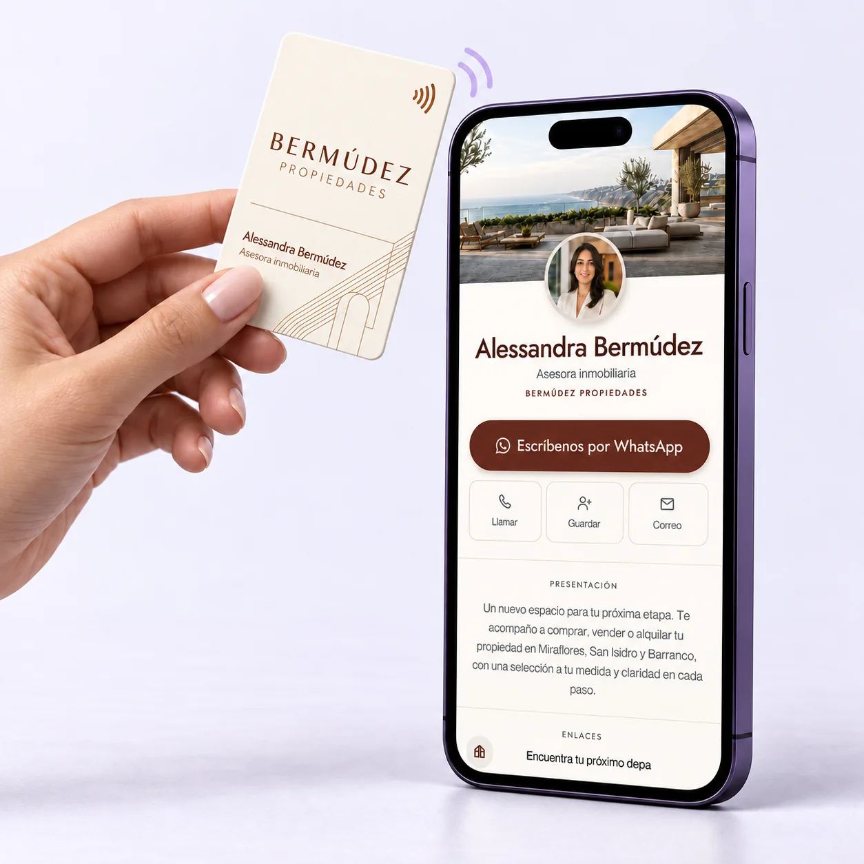 Una mano acerca la tarjeta de Bermúdez Propiedades a la parte superior de un celular que muestra su perfil digital